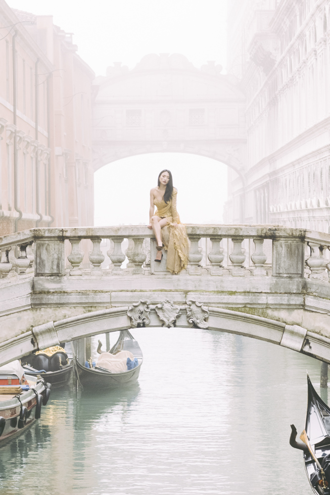 une mariée sur un pont a venise